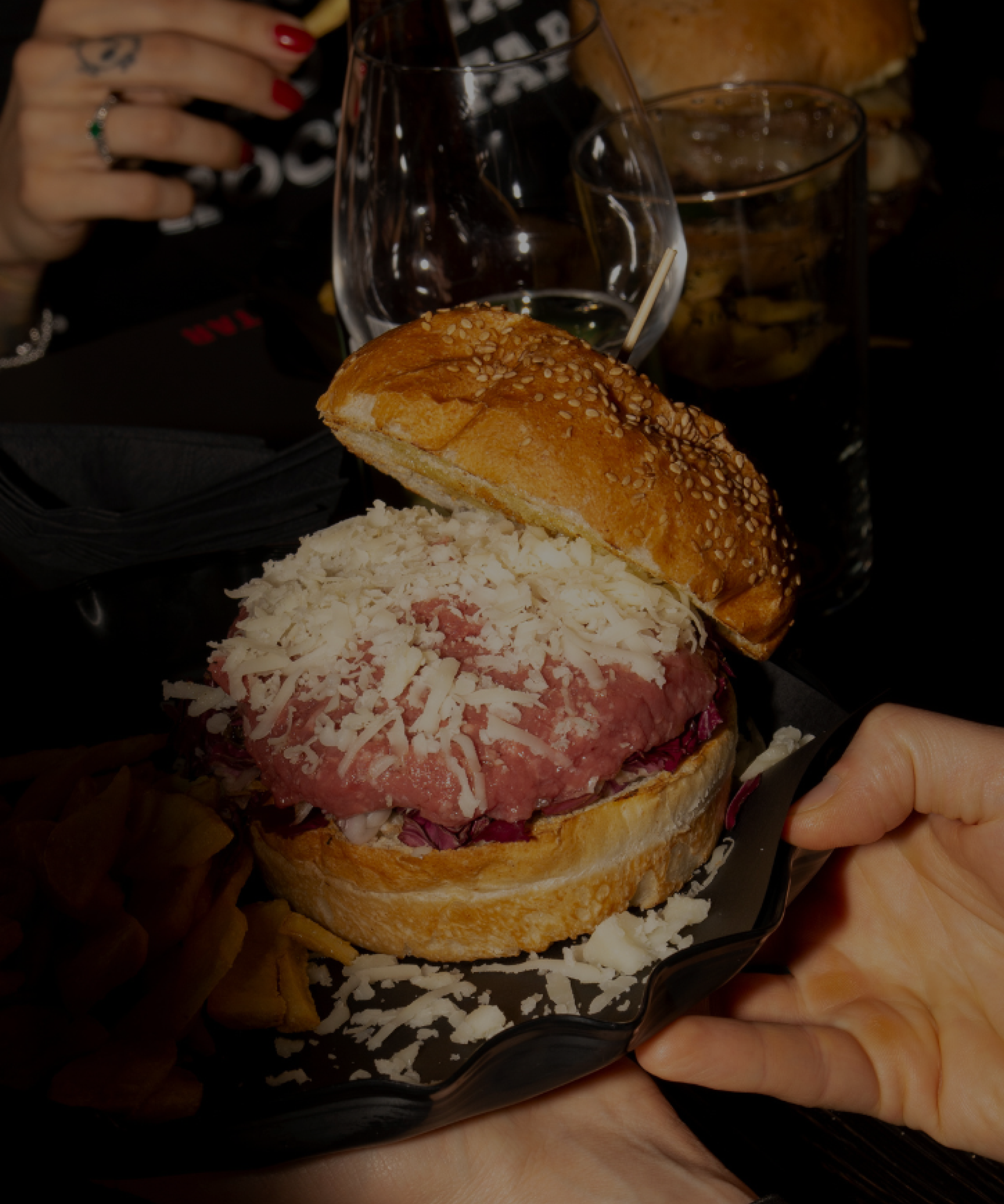 background bruger carne cruda background bruger carne cruda